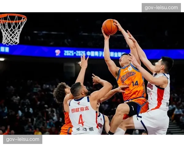 上海对阵青岛交锋记录接近 王哲林万分里程碑进程受关注 上海对阵青岛交锋记录接近 王哲林万分里程碑进程受关注